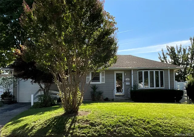Photo 2 of Single family home for sale at 28 Pleasant Ave, Oyster Bay, NY 11735 | MLS# 1045429 | Listing updated on 2026-09-15