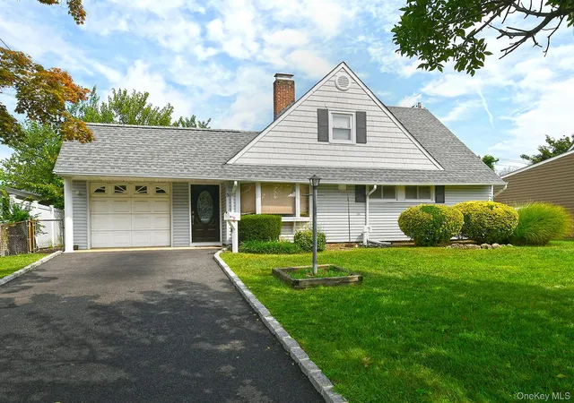 Photo 3 of Single family home for sale at 5 Woodcock Ln, Hempstead, NY 11756 | MLS# 1045472 | Listing updated on 2026-09-13