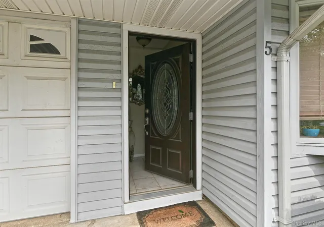 Photo 3 of Single family home for sale at 5 Woodcock Ln, Hempstead, NY 11756 | MLS# 1045472 | Listing updated on 2026-09-13