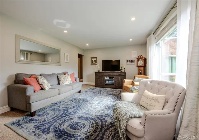 Photo 2 of Condo for sale at 346 Edmunton Dr #L17, Babylon, NY 11703 | MLS# 1045624 | Listing updated on 2026-09-13