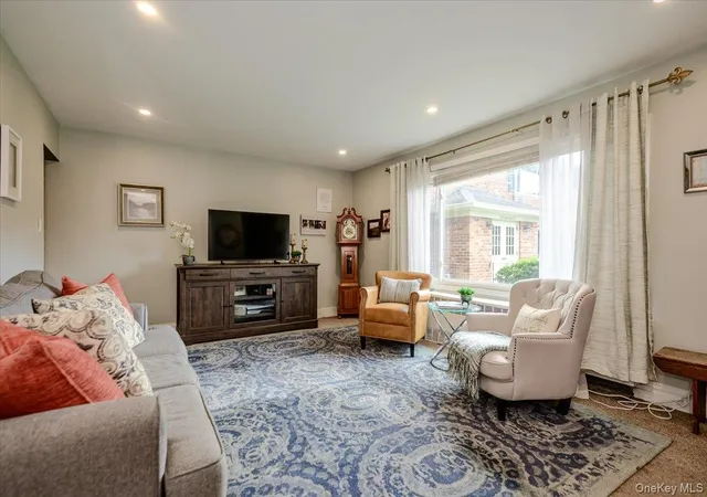 Photo 3 of Condo for sale at 346 Edmunton Dr #L17, Babylon, NY 11703 | MLS# 1045624 | Listing updated on 2026-09-13