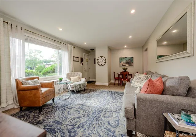 Listing Photo 4 - Condo for sale in building located at 346 Edmunton Dr, Babylon, NY 11702 - Unit #L17