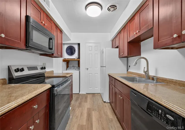 Listing Photo 4 - Condo for sale in building located at 8 Vly Forge Ct, Brookhaven, NY 11961