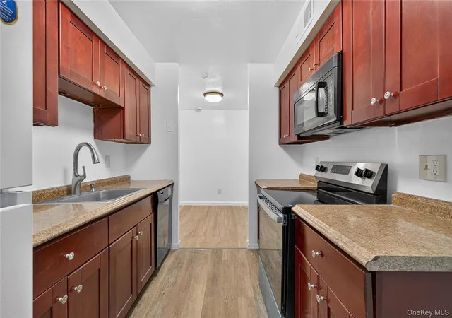 Listing Photo 5 - Condo for sale in building located at 8 Vly Forge Ct, Brookhaven, NY 11961