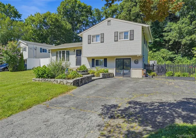 Photo 2 of Single family home for sale at 535 Westbrook Dr, Cortlandt, NY 10567 | MLS# 1045893 | Listing updated on 2026-09-14