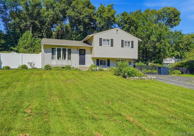 Photo 3 of Single family home for sale at 535 Westbrook Dr, Cortlandt, NY 10567 | MLS# 1045893 | Listing updated on 2026-09-14