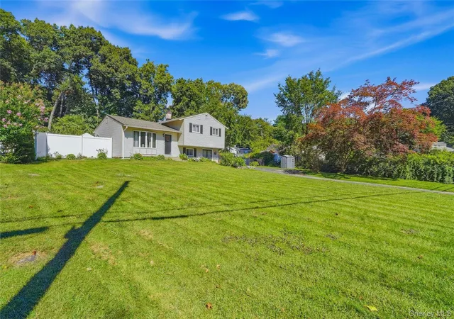 Photo 3 of Single family home for sale at 535 Westbrook Dr, Cortlandt, NY 10567 | MLS# 1045893 | Listing updated on 2026-09-14