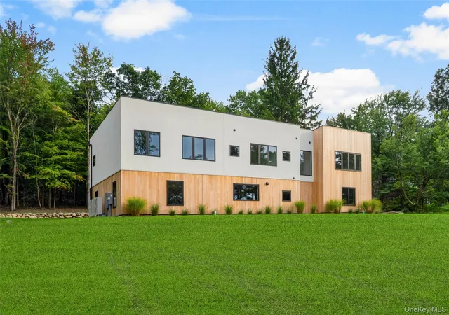 Photo 1 of Single family home for sale at 39 Mountain Ln, Beacon, NY 12508 | MLS# 1046160 | Listing updated on 2026-09-10