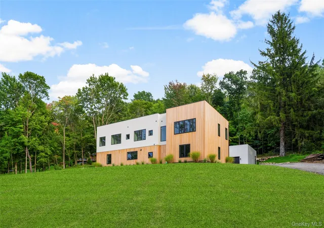 Photo 3 of Single family home for sale at 39 Mountain Ln, Beacon, NY 12508 | MLS# 1046160 | Listing updated on 2026-09-10