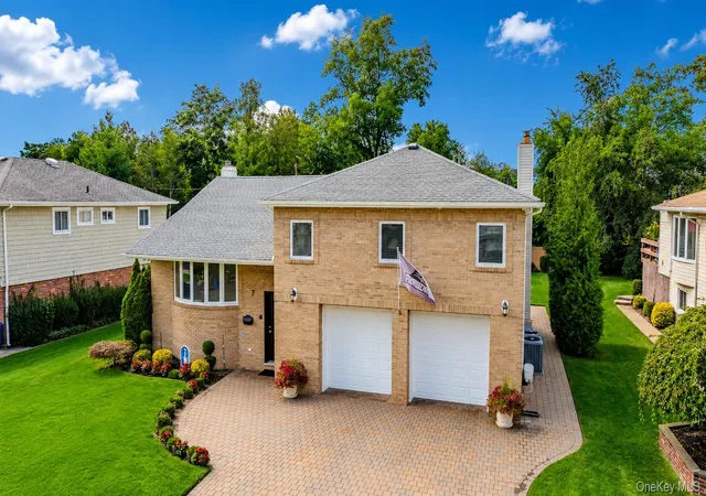 Photo 2 of Single family home for sale at 7 Monterey Dr, North Hempstead, NY 11040 | MLS# 1046387 | Listing updated on 2026-09-13