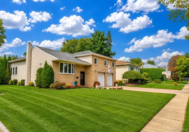 Photo 3 of Single family home for sale at 7 Monterey Dr, North Hempstead, NY 11040 | MLS# 1046387 | Listing updated on 2026-09-13