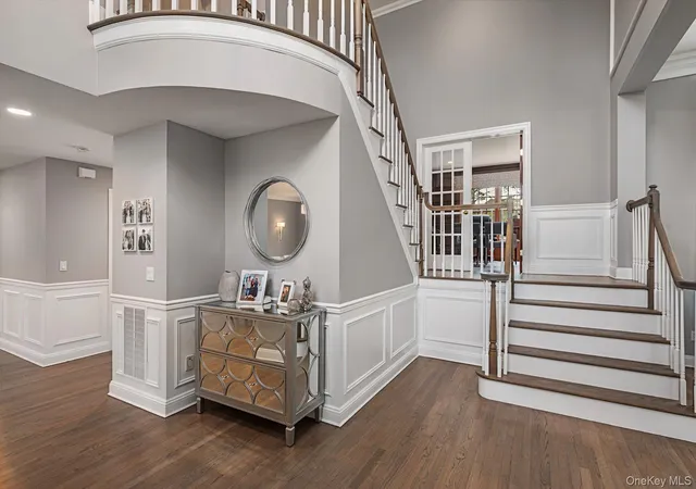 Photo 3 of Mansion for sale at 37 Legends Cir, Huntington, NY 11747 | MLS# 1046462 | Listing updated on 2026-09-09