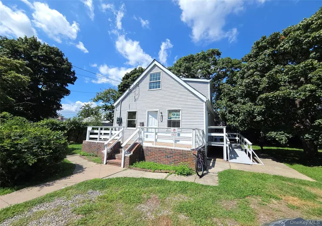 Photo 2 of Single family home for sale at 41 Lakewood St, Babylon, NY 11798 | MLS# 1046529 | Listing updated on 2026-09-13