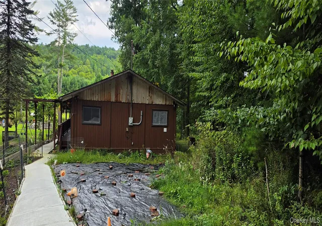 Photo 2 of Single family home for sale at 586 Lake Shore Ln, Tusten, NY 12764 | MLS# 1046536 | Listing updated on 2026-09-14