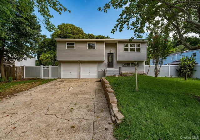 Photo 1 of Single family home for sale at 5 Durst Dr, Brookhaven, NY 11784 | MLS# 1046540 | Listing updated on 2026-09-15