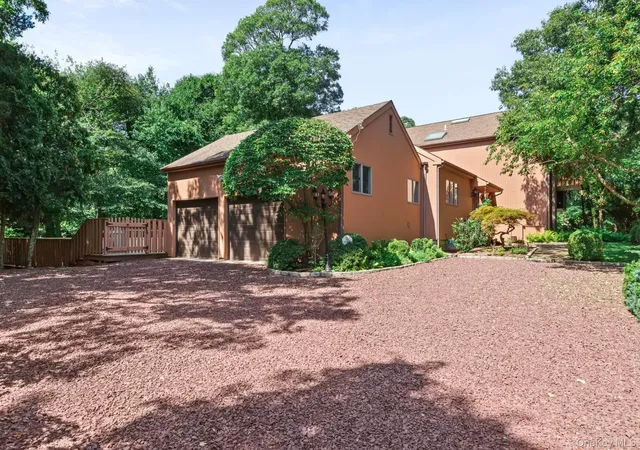 Photo 1 of Single family home for sale at 39 Spring Pond Ln, Southampton, NY 11968 | MLS# 1046663 | Listing updated on 2026-09-12