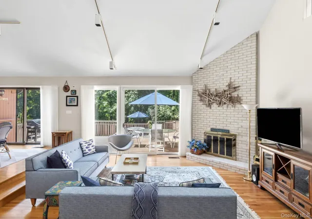 Photo 2 of Single family home for sale at 39 Spring Pond Ln, Southampton, NY 11968 | MLS# 1046663 | Listing updated on 2026-09-12
