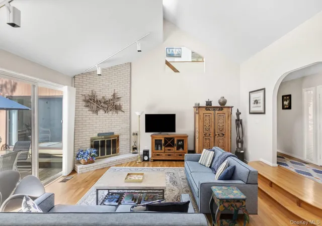 Photo 3 of Single family home for sale at 39 Spring Pond Ln, Southampton, NY 11968 | MLS# 1046663 | Listing updated on 2026-09-12