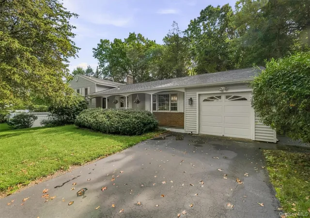 Photo 3 of Single family home for sale at 10 Oak Bnd Rd, Poughkeepsie, NY 12603 | MLS# 1046807 | Listing updated on 2026-09-12