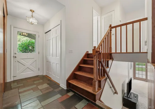 Photo 3 of Single family home for sale at 10 Oak Bnd Rd, Poughkeepsie, NY 12603 | MLS# 1046807 | Listing updated on 2026-09-12