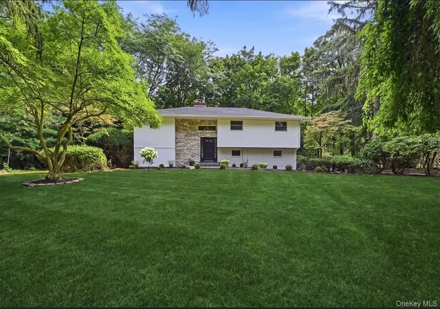 Photo 1 of Single family home for sale at 10 Moonedge Rd, Huntington, NY 11768 | MLS# 1046829 | Listing updated on 2026-09-18
