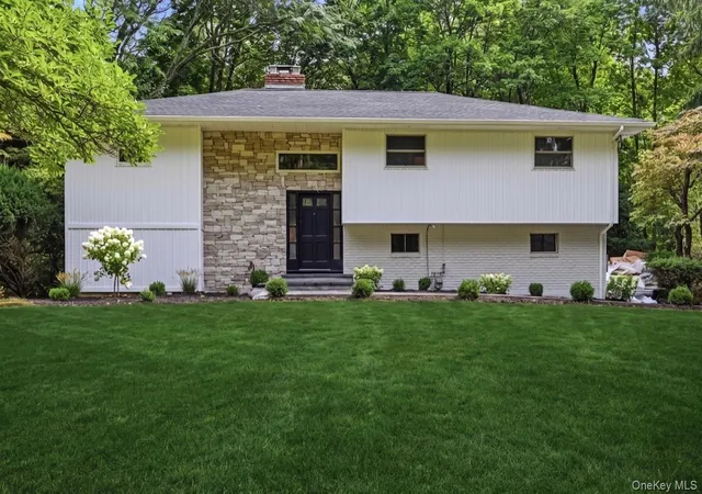 Photo 2 of Single family home for sale at 10 Moonedge Rd, Huntington, NY 11768 | MLS# 1046829 | Listing updated on 2026-09-18