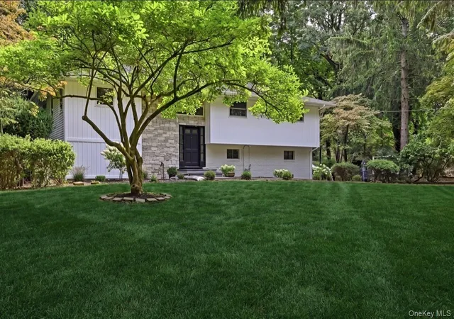 Photo 3 of Single family home for sale at 10 Moonedge Rd, Huntington, NY 11768 | MLS# 1046829 | Listing updated on 2026-09-18