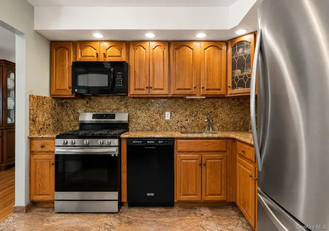 Photo 3 of Multi family home for sale at 3121 46th Street, New York, NY 11103 | MLS# 1046857 | Listing updated on 2026-09-14