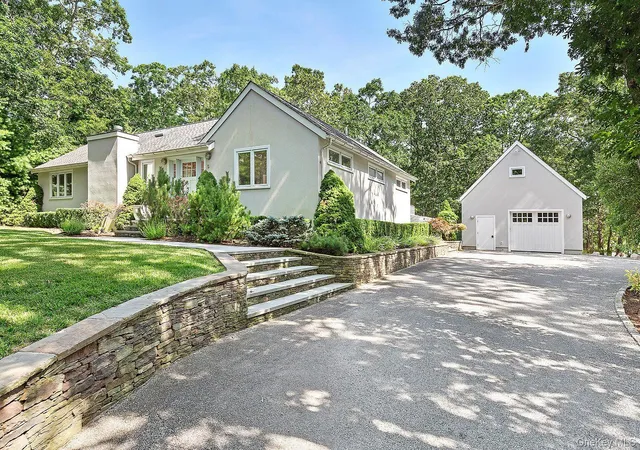 Photo 1 of Single family home for sale at 5 Rowman Ct, East Hampton, NY 11937 | MLS# 1047001 | Listing updated on 2026-09-10