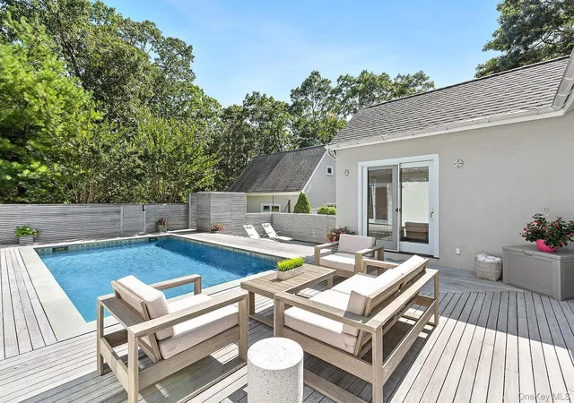 Photo 2 of Single family home for sale at 5 Rowman Ct, East Hampton, NY 11937 | MLS# 1047001 | Listing updated on 2026-09-10