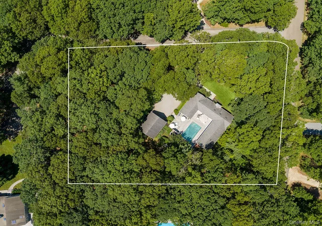Photo 3 of Single family home for sale at 5 Rowman Ct, East Hampton, NY 11937 | MLS# 1047001 | Listing updated on 2026-09-10