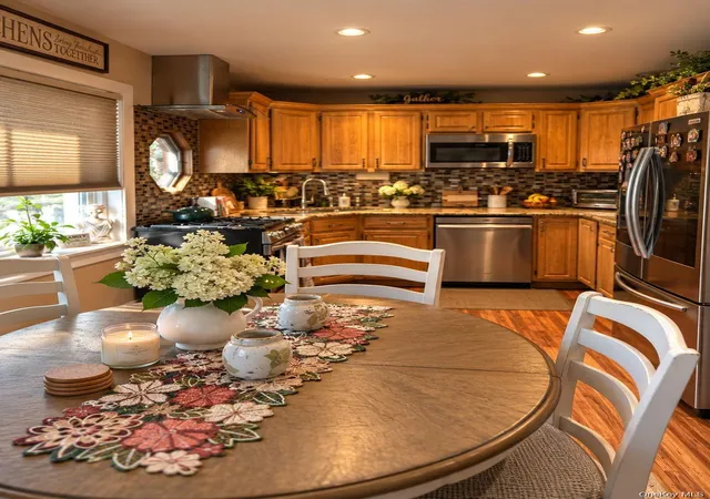 Photo 3 of Single family home for sale at 42 Birch Rd, New York, NY 10303 | MLS# 1047246 | Listing updated on 2026-10-03
