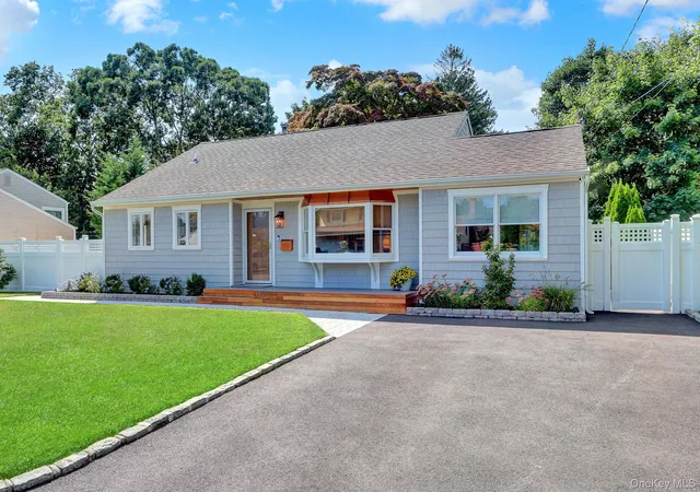 Photo 3 of Sale Pending at 116 Washington Ave, Islip, NY 11796 | MLS# 1047335 | Listing updated on 2026-09-25