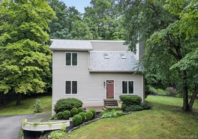 Photo 2 of Single family home for sale at 305 Oak Ln, Newburgh (town), NY 12550 | MLS# 1047371 | Listing updated on 2026-09-13