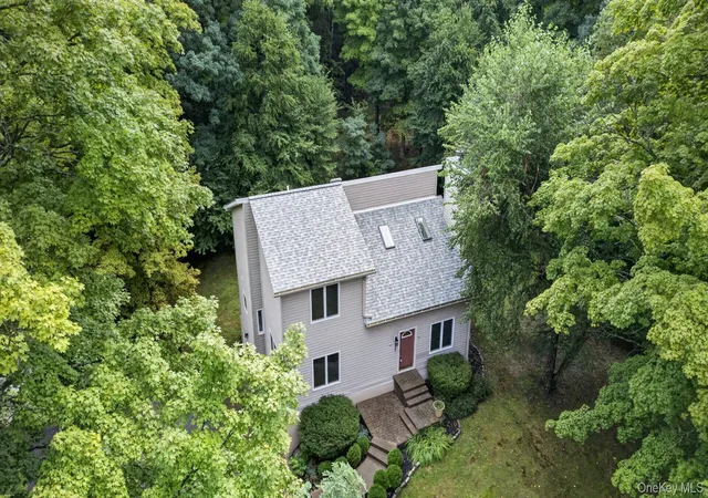 Photo 3 of Single family home for sale at 305 Oak Ln, Newburgh (town), NY 12550 | MLS# 1047371 | Listing updated on 2026-09-13