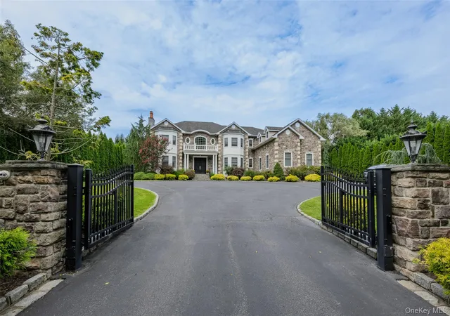 Photo 1 of Mansion for sale at 10 Meadow Glen Rd, Smithtown, NY 11768 | MLS# 1047481 | Listing updated on 2026-09-14