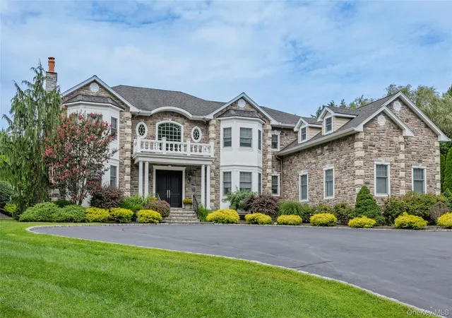 Photo 2 of Mansion for sale at 10 Meadow Glen Rd, Smithtown, NY 11768 | MLS# 1047481 | Listing updated on 2026-09-14