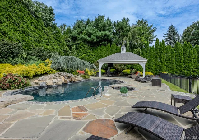 Photo 50 of Mansion for sale at 10 Meadow Glen Rd, Smithtown, NY 11768 | MLS# 1047481 | Listing updated on 2026-10-07