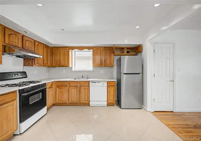 Photo 4 of House for sale at 284 Dahlgren Pl, New York, NY 11228 | MLS# 1047618 | Listing updated on 2026-09-09