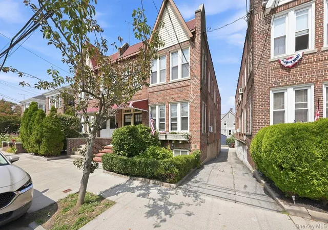 Photo 3 of Sale Pending at 333 E 238th Street, New York, NY 10470 | MLS# 1047631 | Listing updated on 2026-10-02