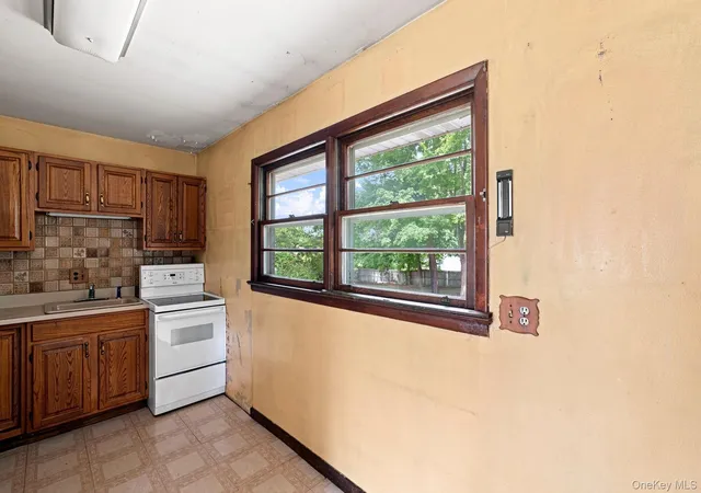 Photo 3 of Sale Pending at 7 Roosevelt Rd, Hyde Park, NY 12538 | MLS# 1047704 | Listing updated on 2026-09-26