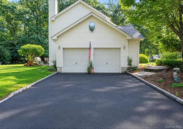 Photo 3 of Single family home for sale at 1 Chen Ct, Brookhaven, NY 11953 | MLS# 1047975 | Listing updated on 2026-09-15