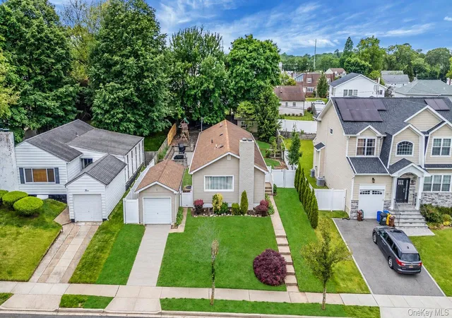 Single family home for sale at 5 Willets Dr, Oyster Bay, NY 11791 | MLS# 1048009