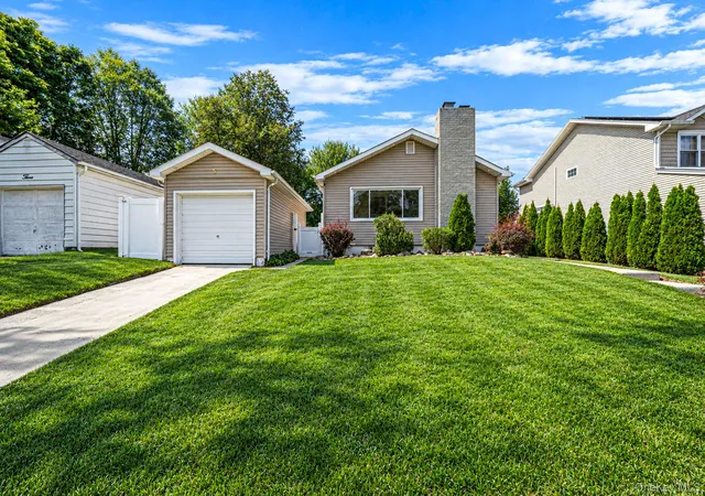 Photo 2 of Single family home for sale at 5 Willets Dr, Oyster Bay, NY 11791 | MLS# 1048009 | Listing updated on 2026-09-13