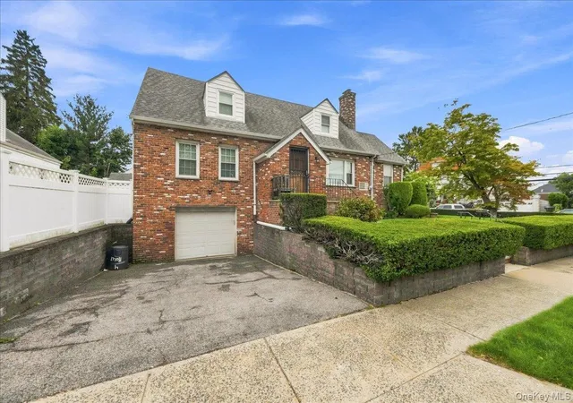 Photo 3 of Single family home for sale at 4 Holly St, Yonkers, NY 10704 | MLS# 1048144 | Listing updated on 2026-09-13