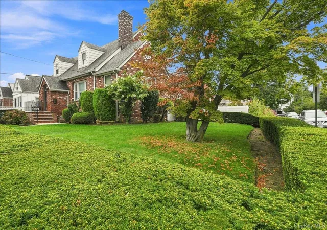 Photo 4 of Sale Pending at 4 Holly St, Yonkers, NY 10704 | MLS# 1048144 | Listing updated on 2026-10-01