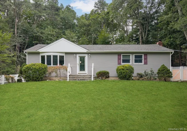 Photo 1 of Single family home for sale at 6 Valleywood Rd, Smithtown, NY 11787 | MLS# 1048419 | Listing updated on 2026-09-12