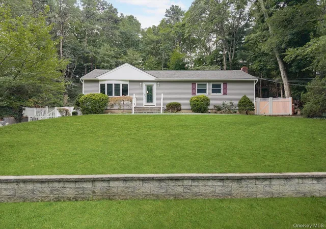 Photo 2 of Single family home for sale at 6 Valleywood Rd, Smithtown, NY 11787 | MLS# 1048419 | Listing updated on 2026-09-12