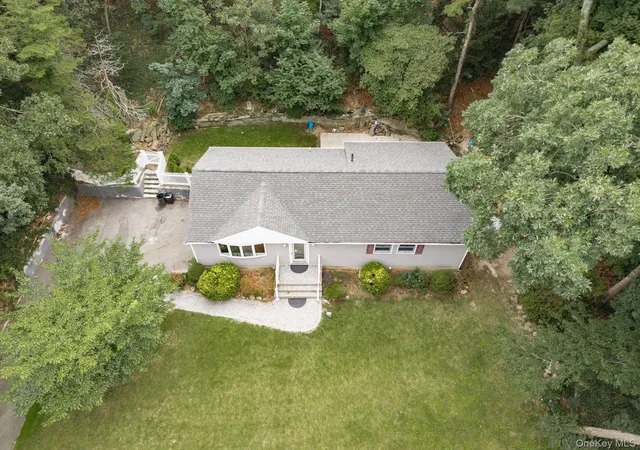 Photo 3 of Single family home for sale at 6 Valleywood Rd, Smithtown, NY 11787 | MLS# 1048419 | Listing updated on 2026-09-12