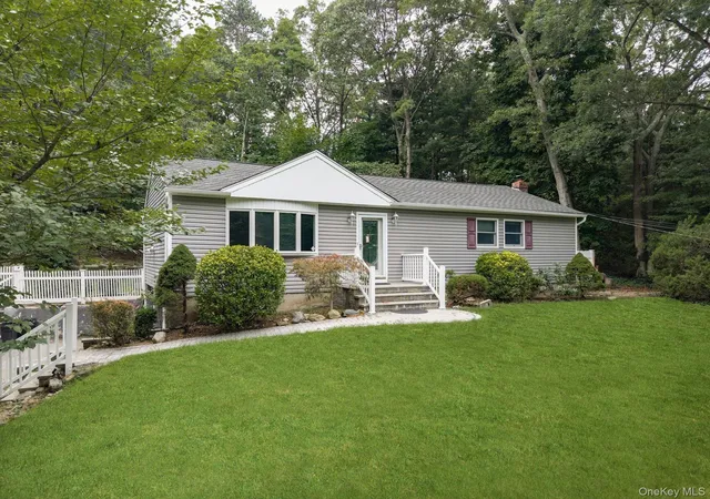 Photo 3 of Single family home for sale at 6 Valleywood Rd, Smithtown, NY 11787 | MLS# 1048419 | Listing updated on 2026-09-12